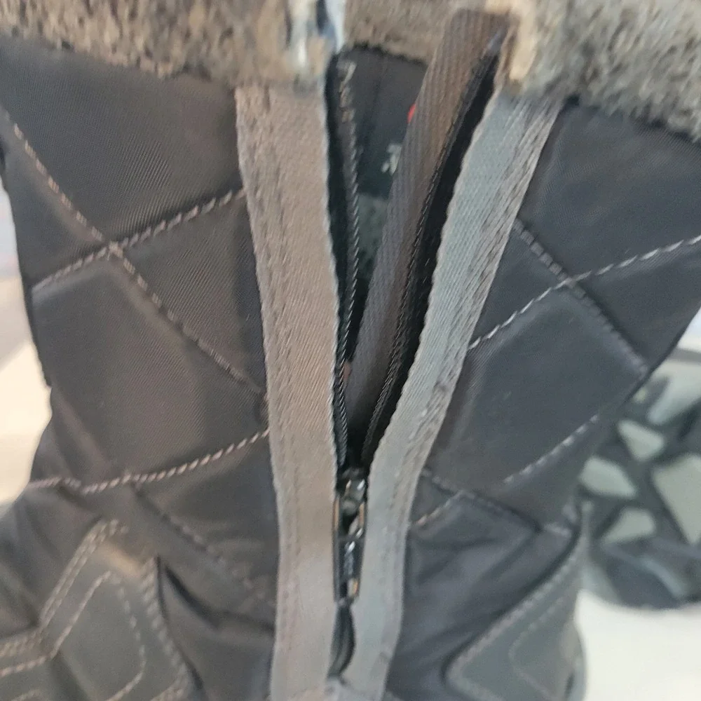 Keen Womens Betty Size 8.5 Waterproof Snow Boots Black Gray Quilted Lined